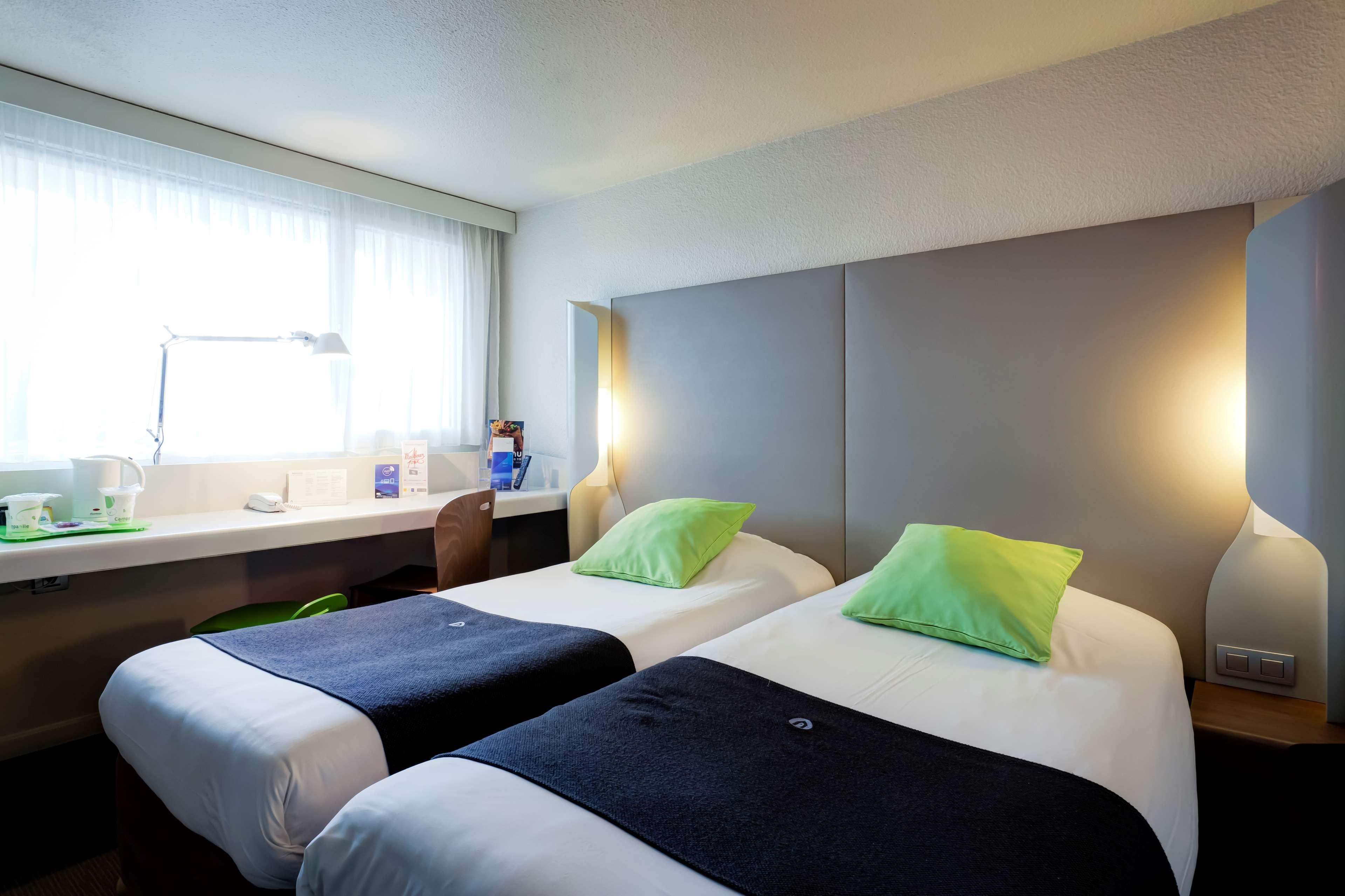Campanile Evry Ouest - Corbeil Essonnes Hotel Exterior photo